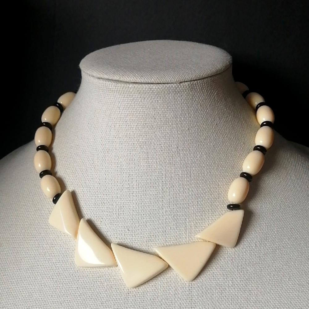 Avon 1987 Necklace "Color Waves" Ivory and Black Plastic Beads Collar